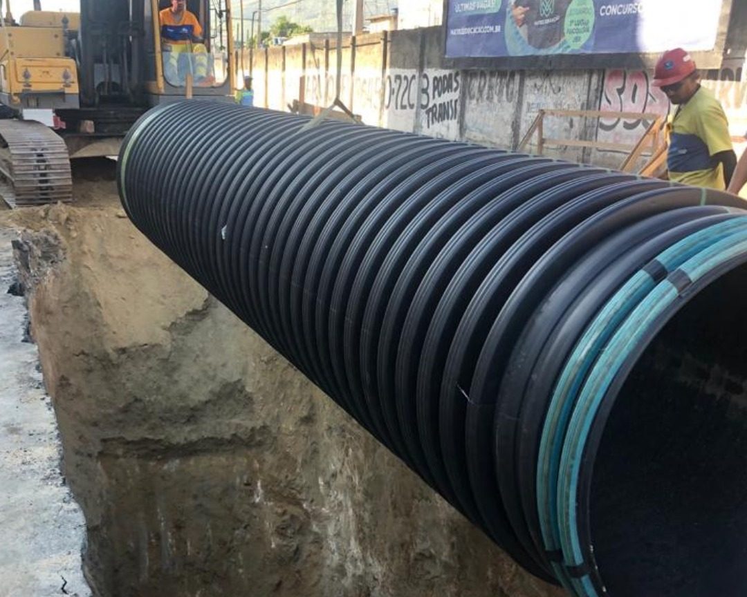 Obra de drenagem na Conselheiro Galvão, em Madureira