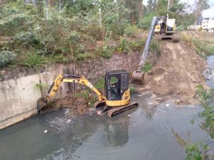 Escavadeiras trabalharam no Rio Guerengue no trecho da Rua Beira Lima