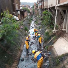 Limpeza de canal no Complexo do Alemao (2)