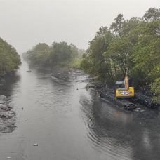 Máquina anfíbia atuando no Rio Cabuçu-Piraquê