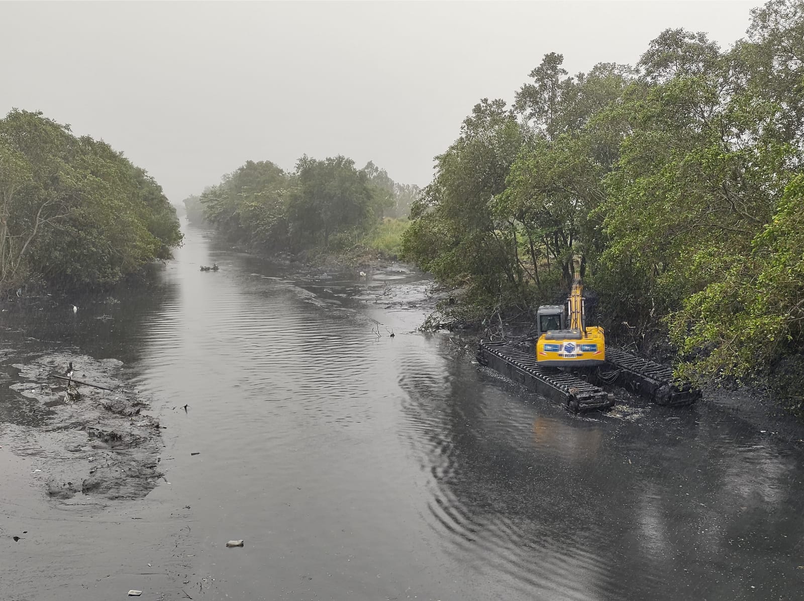 Máquina anfíbia atuando no Rio Cabuçu-Piraquê