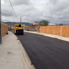 Ruas recebendo asfalto em Jardim Maravilha