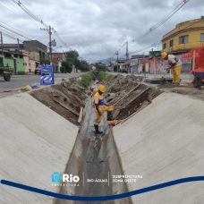 Manutenção no Canal da Avenida Paulo Afonso