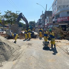 Obra de drenagem na Estrada do Galeão